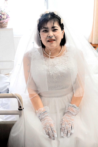 ３月３０日、ウエディングドレスに身を包み、結婚式に臨む横山千夏さん＝三田市大原（提供）
