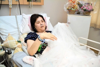 レースのベールを手に結婚式を振り返る横山千夏さん。姉や妹が飾り付けやアクセサリーを準備してくれた＝三田市大原