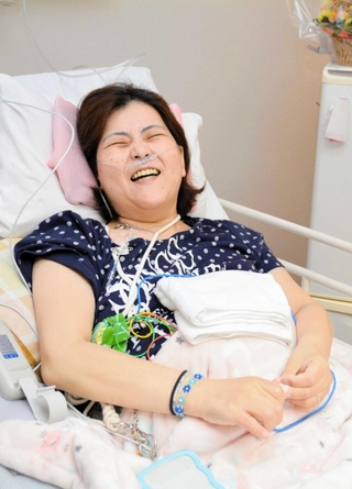 結婚生活を笑顔で語る横山千夏さん。夫康隆さんの存在は、入院生活の心の支えだ＝三田市大原