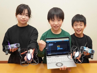 ドローン競技の全国大会に出場する（左から）井関紗菜さん、斉藤利一さん、矢川結優さん＝三田市天神１
