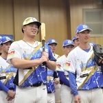 ２月の会見。「春の稲妻」をあしらった新ユニホームもお披露目した＝三田市川除