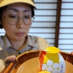 三田藩主・九鬼氏の家紋を施した菓子「九鬼三丸」＝三田市三輪２