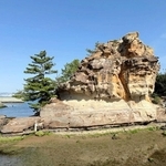 淡路島の絵島。海でできた地層が今の風景をつくっている
