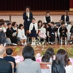 入学を祝う会に出席した児童ら。保護者が名前や特技を順番に紹介した＝猪名川町笹尾