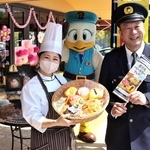 「パンプキン」で期間限定で販売されるパンを持つ、同店の小林真美さん（左）＝三田市南が丘１