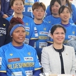 選手らと記念撮影するサンディ・ダビラ駐日大使（前列中央）とカルメン内野手（同左）＝三田市高次２