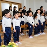 みんなで手作りした園歌、元気な歌声　みつば幼稚園で入園式　園児らが歌詞、住民が作曲　三田