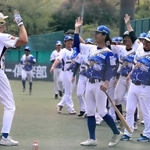 今季１号の本塁打を放ち、仲間から祝福されるライアン選手（左）＝神姫バスキッピースタジアム