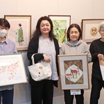 会場に並ぶ多彩な作品と、「トークゆうゆう」のメンバーら。２５日のイベントにも参加する＝市総合福祉保健センター