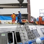 ２００５年４月２５日午後、事故車両での救助活動。三田市消防本部の隊員はマンション３階のベランダ部分で作業をした＝尼崎市久々知３（同本部提供）