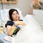 レースのベールを手に結婚式を振り返る横山千夏さん。姉や妹が飾り付けやアクセサリーを準備してくれた＝三田市大原