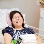 結婚生活を笑顔で語る横山千夏さん。夫康隆さんの存在は、入院生活の心の支えだ＝三田市大原