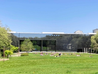 県立人と自然の博物館に隣接する深田公園。様々な生きている恐竜（鳥）たちに会える場所