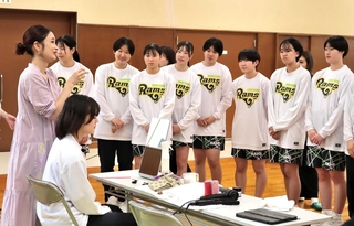 プロのスタイリストのアドバイスを聞く部員ら＝三田市四ツ辻、三田松聖高