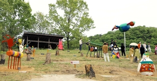 新たに４体が増えた「木の動物園」＝県立有馬富士公園