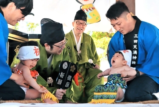 元気な泣き声を上げる赤ちゃん＝三田天満神社