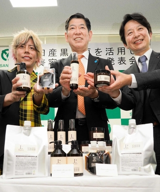 三田市産黒大豆を使った美容品を紹介する（左から）高島悠会長、田村克也市長、飯石晃久社長＝三田市役所