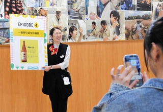 ツアーでは、「一番搾り」に関するエピソードを紹介する＝神戸市北区赤松台２