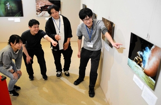多彩な昆虫写真の魅力を語る太田菜央研究員（左）と県立大大学院生の３人＝三田市弥生が丘６