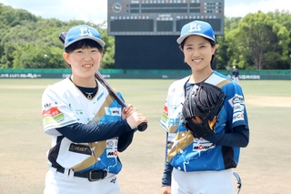 米国のプロ野球リーグに挑む山本涼香内野手（左）と楢崎涼外野手＝神姫バスキッピースタジアム