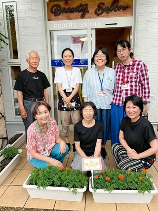 オレンジガーデニングプロジェクトに参加した認知症カフェ「こもれびカフェ」のメンバーら（三田市地域包括支援センター提供）