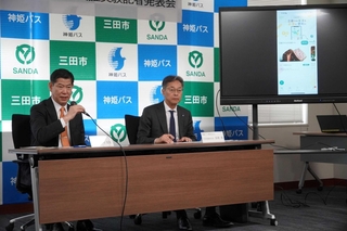 地域経済の活性化などを目指すアプリ「くるるさんだ」について説明する田村克也市長（左）と長尾真社長＝三田市役所