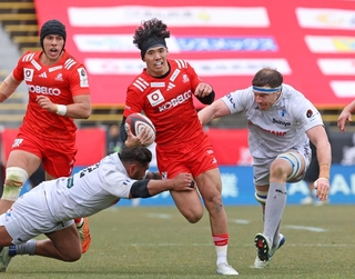 ２月７日のデビュー戦で、駆け上がる上ノ坊駿介選手。この日、ハットトリックを記録した＝神戸市須磨区、ユニバー記念競技場