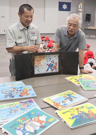 全６作の紙芝居を製作した辻太一さん（右）と、三田市消防署救急係長の土田恵吾さん＝三田市下深田