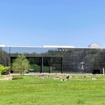 県立人と自然の博物館に隣接する深田公園。様々な生きている恐竜（鳥）たちに会える場所