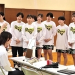 プロのスタイリストのアドバイスを聞く部員ら＝三田市四ツ辻、三田松聖高