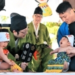 元気な泣き声を上げる赤ちゃん＝三田天満神社