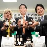 三田市産黒大豆を使った美容品を紹介する（左から）高島悠会長、田村克也市長、飯石晃久社長＝三田市役所