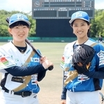 米国のプロ野球リーグに挑む山本涼香内野手（左）と楢崎涼外野手＝神姫バスキッピースタジアム