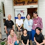 オレンジガーデニングプロジェクトに参加した認知症カフェ「こもれびカフェ」のメンバーら（三田市地域包括支援センター提供）