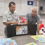 全６作の紙芝居を製作した辻太一さん（右）と、三田市消防署救急係長の土田恵吾さん＝三田市下深田