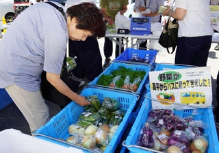 バスで運ばれてきた野菜が並んだマルシェイベント＝三田市川除