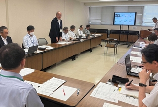 クビアカツヤカミキリなどの対応を話し合う県や市町の関係者ら＝宝塚市旭町２、阪神北県民局