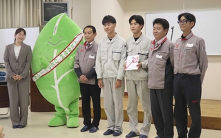 優秀賞を受け、賞品の目録を手に持つ有馬高校人と自然科の生徒（右から３、４人目）ら＝三田市天神２