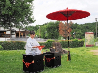 「あじさい野点お茶会」を開催する平島宗真さん（提供）