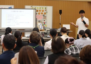 各園の取り組みなどを紹介した若草幼稚舎の高澤公彦園長（右奥）＝まちづくり協働センター