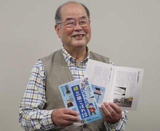 「続・三田こぼれ話」を持つ山口武宏さん＝三田市三輪２