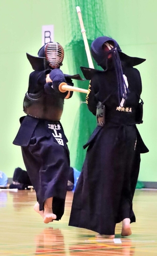 剣道女子個人決勝で果敢に攻め込む三田上景剣道クラブの山田悠生さん（左）＝神姫バス城山体育館