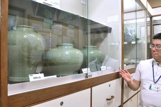 さまざまな形のつぼなどを展示している＝三田市三輪、三輪明神窯史跡園