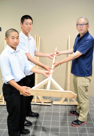 手作りしたトンボを寄贈する濱幸志郎さん（手前）と西上蒼大郎さん（奥左）＝三田市三輪