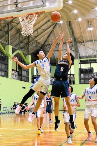 バスケットボール男子決勝。シュートを放つ、ゆりのき台・藍の選手＝神姫バス城山体育館