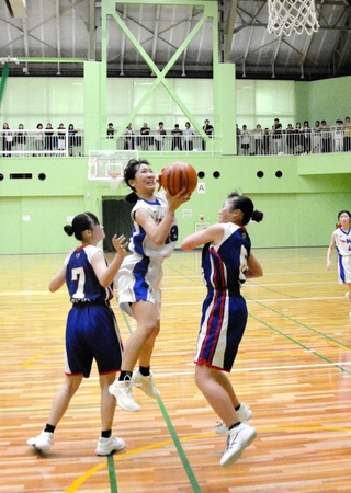 バスケットボール女子決勝で、攻め込むけやき台の選手＝神姫バス城山体育館