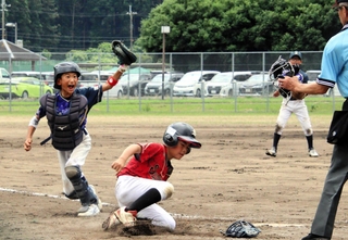 決勝で、見事な連係で走者をタッチアウトにしたウッディボーイズウエスト＝丹波市氷上町上新庄、氷上総合グラウンド