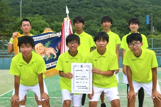 ソフトテニス男子団体で２連覇を果たしたけやき台の選手＝下青野公園テニスコート