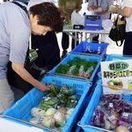 路線バスで運搬、新鮮野菜が人気　農産物の「貨客混載」、開始5周年でマルシェ