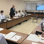 クビアカツヤカミキリなどの対応を話し合う県や市町の関係者ら＝宝塚市旭町２、阪神北県民局